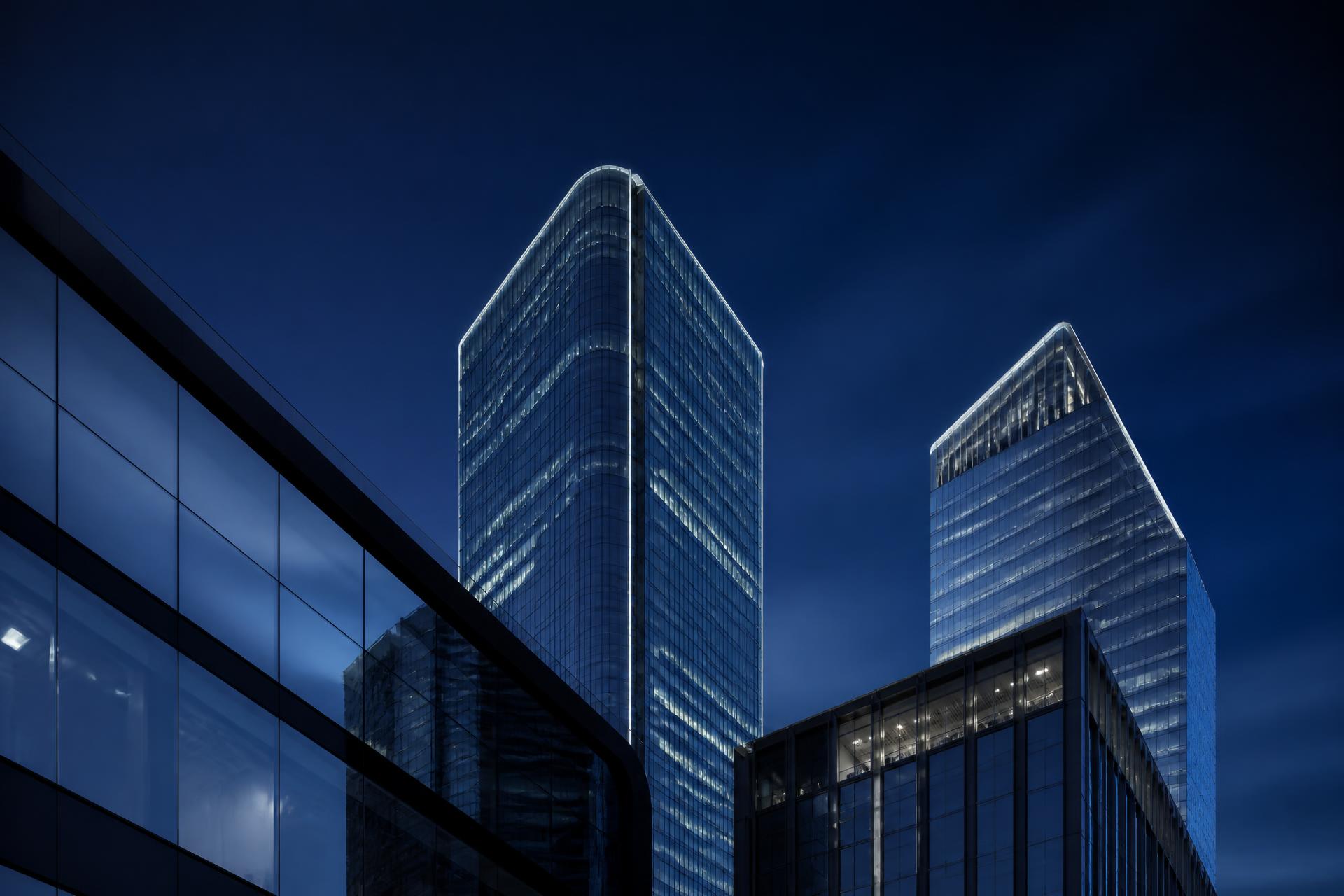 Tours corporate au crépuscule, architecture contemporaine